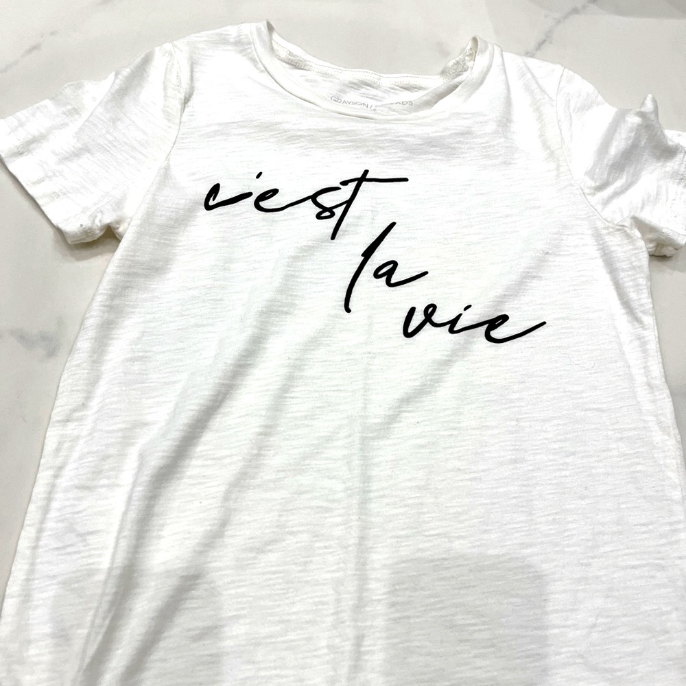 White shirt with French translation, “it’s life”!